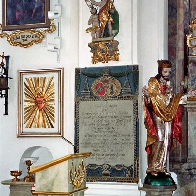 Herz Jesu Statue im Chorraum und Wappen