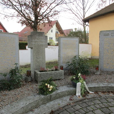 Friedhof Pertolzhofen - Kriegerdenkmal     