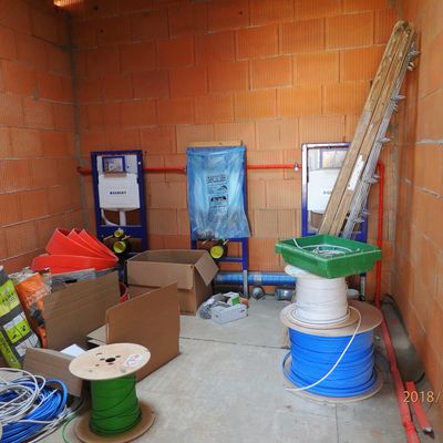 2018-07 Neubau: Installation im WC