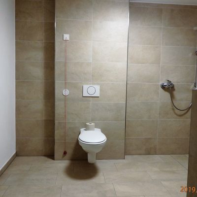 2019-07 098 Behinderten-Toilette mit Dusche