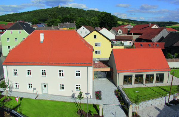 Das renovierte ehemalige Pfarrhaus und der neu erbaute Pfarrsaal
bilden als Pfarrheim eine Einheit. Bild: Josef B&ouml;hm, Juli 2020