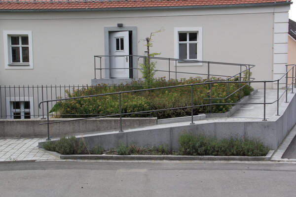 Das Obergeschoss ist �ber eine Rampe barrierefrei erreichbar. Bild: Josef B�hm