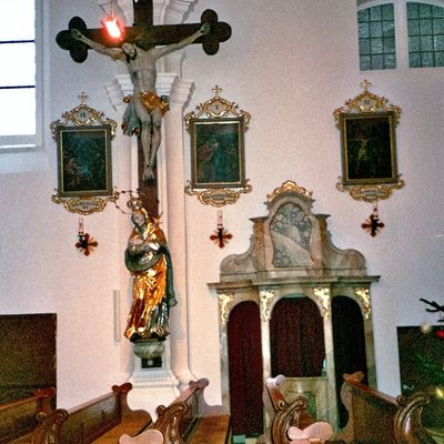 Kreuz mit altem Beichtstuhl