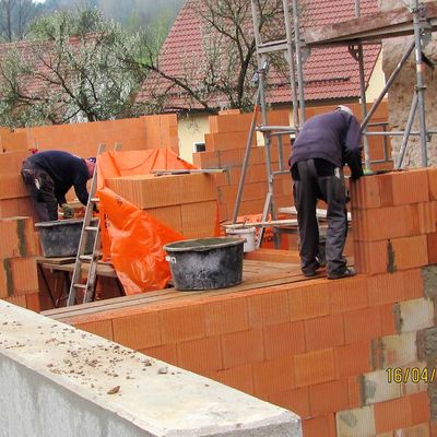 2018-04 trotz Regen weiter mauern