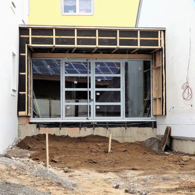 2018-12 _16 Haupteingang noch in Lattung