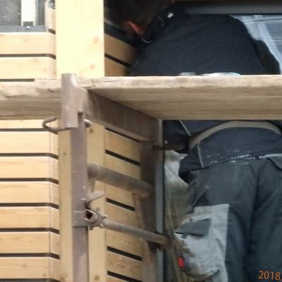 2018-12 _24 Haupteingang wird vert�felt