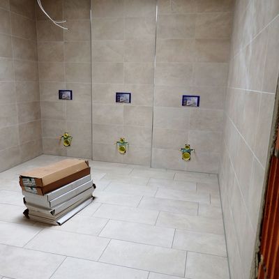 2019-03 11 Damen-WC gefliest